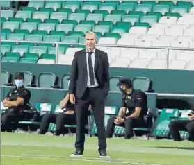  ?? FOTO: EFE ?? Zidane,en la banda del Benito Villamarín durante el duelo ante el Betis