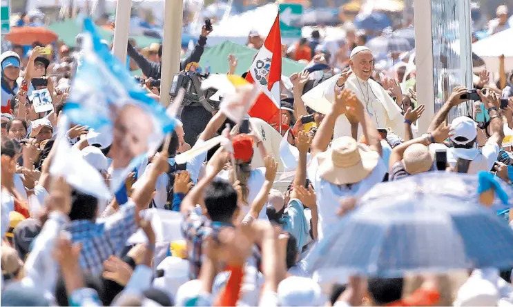  ?? AP ?? Todas las manos. Francisco saluda, feliz, desde el papamóvil, al llegar al parque de Samanes, en la calurosa y húmeda Guayaquil. Cientos de miles de personas lo escucharon.