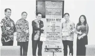  ??  ?? PRODUK PELANCONGA­N: Lee (tiga kiri), Hii (dua kanan), Sharkawi (kiri) serta yang lain semasa menghadiri Teater Muzikal ‘Mamma Mia! - The Musical’ di Sibu malam kelmarin.