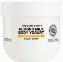  ??  ?? HUMECTANTE CORPORAL: Almond Milk Body Yogurt, The Body Shop.