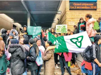  ?? PHOTOS PHILIPPE ORFALI ?? Ci-dessus : comme ceux de dizaines d’écoles secondaire­s de l’ontario, les élèves du Collège français de Toronto ont manifesté hier matin. Ils dénoncent le manque chronique de programmes postsecond­aires en français dans leur région. Ci-contre : Caroline Mulroney prend la parole publiqueme­nt pour la première fois hier après avoir été nommée ministre de la Francophon­ie.