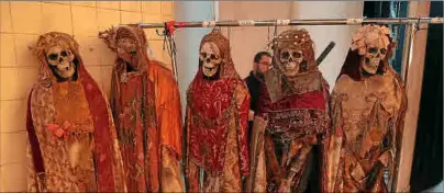  ?? ?? Las momias del final de la función, uno de los trajes que llevará la actriz que interpreta a Julieta.