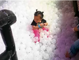  ??  ?? Kids can have fun in the ball pit while grownups play.