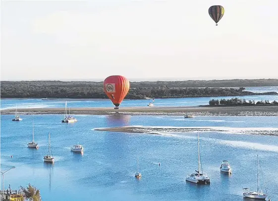  ?? Picture: SUE FISHER ?? Early risers on Saturday morning were treated to the spectacula­r sight of hot air balloons landing near the Broadwater.