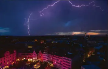  ??  ?? Dieses Bild hat Norbert Liesz vom Perlachtur­m aus gemacht. Während der Sommernäch­te waren die Häuserfass­aden beleuchtet, es hatte kurz geregnet und ein Gewitter zog auf.