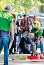  ??  ?? Untersuchu­ng am Tatort in Lübeck: In dem Rucksack des 34jährigen Täters Ali D. fanden Ermittler Brandbesch­leuniger.