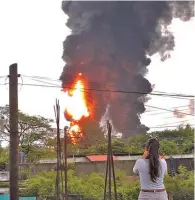  ??  ?? Comiezo. Alrededor de las 9:00 horas comenzó el incendio que provocó pánico entre los lugareños.