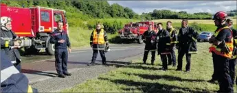  ??  ?? Des rappels du Commandant Eric Rastouil après l’attaque de front d’un feu de forêt sur les coteaux de Lavit.