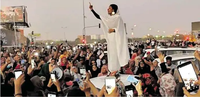  ?? BILD: SN/TWITTER/L. HAROUN ?? Ganz in Weiß: Die Sudanesin Alaa Salah wurde zum Symbol der Massenprot­este in Khartum.