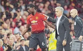  ?? FOTO: EFE ?? Pogba junto a Mourinho, el viernes en el estreno de la Premier League