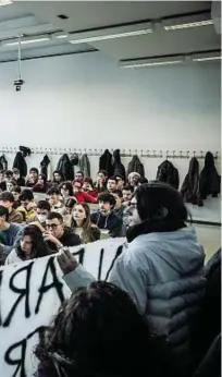  ?? ?? Marcia tra aule e corridoio Nella foto di pagina 2 gli studenti marciano nei corridoi di Palazzo Nuovo, con microfono, striscione e bandiera. Sono entrati in ogni aula chiedendo lo stop alle lezioni senza ottenere il risultato richiesto ma accendendo il dibattito nelle aule con i docenti e gli altri ragazzi impegnati nei corsi (Lapresse)