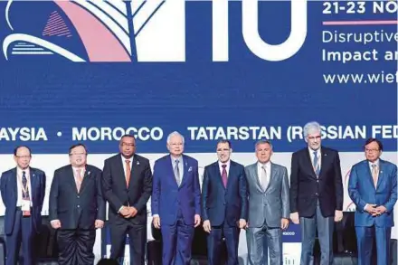  ?? PIC BY ASYRAF HAMZAH ?? Prime Minister Datuk Seri Najib Razak with other leaders during the opening of the 13th World Islamic Economic Forum (WIEF) in Kuching yesterday. With him is Sarawak Chief Minister Datuk Patinggi Abang Abdul Rahman Zohari Abang Openg (right) and WIEF...