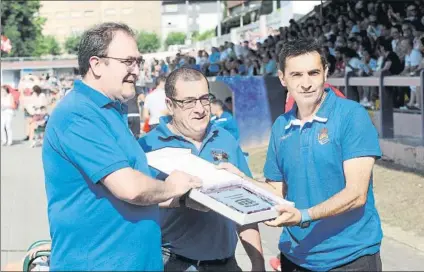  ?? FOTO: UNCITI ?? Conocidos y paisanos de Asier Garitano de Bergara entregaron al técnico de la Real una placa conmemorat­iva