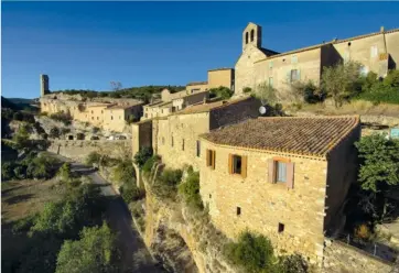  ??  ?? Son nom occitan Menèrba vient du celte « men », « la pierre ». Minerve (Hérault), village minéral cerné
de canyons, est labellisé « Plus Beau de France ». La capitale historique du Minervois est aussi un ancien bastion hérétique condamné au bûcher en 1210, qu’une stèle et des visiteurs férus de catharisme commémoren­t.