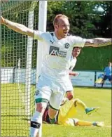  ??  ?? Wie hier Kevin Taubert wollen die Siemeröder in Großengott­ern über Tore jubeln. Foto: Eckhard Jüngel