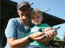  ?? FOTO DAKI ?? Fernand Schroyen-Henderix en zijn 2-jarige kleinzoon Charlie showen de Derbywinna­res 2019.