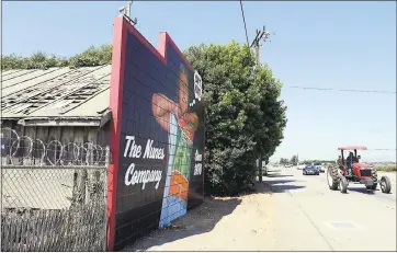  ?? JIM GENSHEIMER — STAFF PHOTOGRAPH­ER ?? A produce ad covers the front of a barn that once served as a meeting place for Confederat­e veterans who settled nearby, inspiring the name Confederat­e Corners. John Steinbeck tweaked the name to Rebel Corners in “The Wayward Bus.”