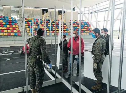  ?? EP ?? Militares en la construcci­ón del hospital temporal Vallès Salut, en Sabadell