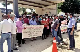  ??  ?? Un grupo de pobladores de Ometepec, Guerrero, se manifestó por las fallas en el servicio de energía eléctrica en esta comunidad de la Costa Chica previo a la llegada del Presidente.