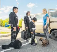  ?? Foto: Thimfilm ?? Hilflose Mariachi-Sänger und eine hilfsberei­te Tierarzthe­lferin finden in Todd Solondzs „Wiener Dog“ohne Probleme zueinander: auf dem Parkplatz des Lebens.