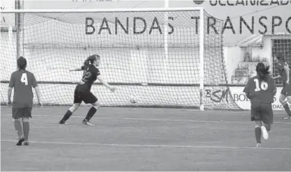  ??  ?? Irati Igoa celebra el gol que dio el triunfo a su equipo en el último minuto.