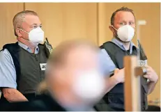  ?? FOTO: OLIVER BERG/DPA ?? Der Angeklagte im „Sandkuhlen-Prozess“, Achim K. (Mitte), sitzt im Aachener Gerichtssa­al vor Justizange­stellten.