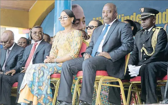  ?? KENNY KATOMBE / REUTERS ?? Días de oro y caviar. Joseph Kabila y su mujer, Marie Olive Lembe, en las celebracio­nes por la independen­cia del país de Bélgica