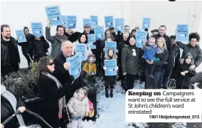  ?? 190118stjo­hnsprotest_015 ?? Keeping on Campaigner­s want to see the full service at St John’s children’s ward reinstated