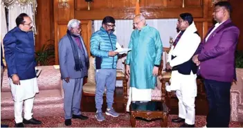  ?? — AFP photo ?? Soren (third left) submits his resignatio­n to Jharkhand Governor CP Radhakrish­nan (third right) in Ranchi after Enforcemen­t Directorat­e (ED) officials detained Soren in relation to an alleged land scam.