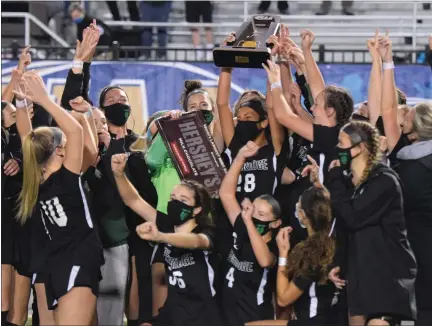  ?? AUSTIN HERTZOG — MEDIANEWS GROUP ?? The Pennridge girls soccer team celebrates with the PIAA championsh­ip trophy after winning the title over North Allegheny on Saturday.