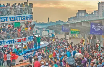  ?? — AFP ?? People crowd as they board a ferry after the government loosened a lockdown imposed earlier as a preventive measure against the Covid-19 ahead of the Muslim festival of Id ul-Zuha in Dhaka on Monday.