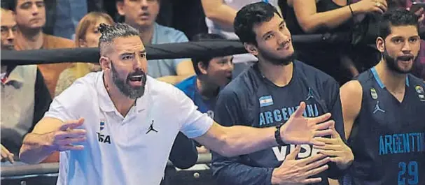  ??  ?? Luis Scola. El capitán, quien no pudo estar en cancha debido a su lesión, jugó su propio partido desde el banco. El entrenador Sergio Hernández dijo que EE.UU. fue justo campeón, como también lo hubiera sido Argentina.