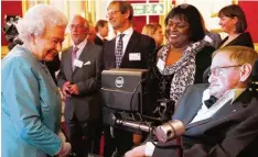  ?? Foto: Jonathan Brady, Getty Images ?? 2014 trifft Professor Stephen Hawking bei einem Empfang in London mit Queen Eli zabeth II. zusammen.