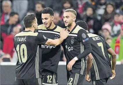  ?? FOTO: GYI ?? Noussair Mazraoui bate al Bayern El lateral marroquí (dorsal 12) marcó a sus 20 años el 1-1 tras combinar con Dusan Tadic, que le felicita