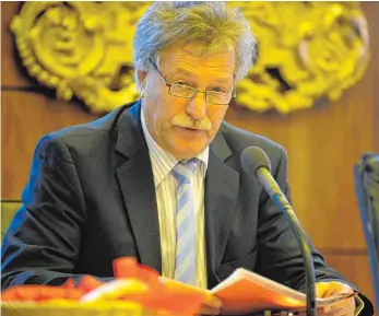  ?? ARCHIVFOTO: REINHARD JAKUBEK ?? Der ehemalige Weingarten­er Kämmerer soll laut Staatsanwa­ltschaft für den Verlust von zwölf Millionen Euro verantwort­lich sein.