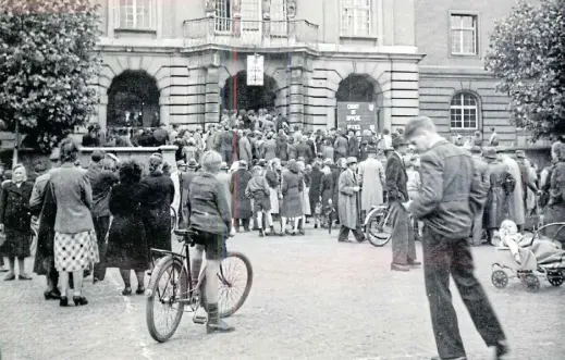  ?? Foto: Heidbrink/kommunalar­chiv ?? Zuschauer versammeln sich vor dem Herforder Rathaus, das zum Gerichtssa­al wird. Das undatierte Foto könnten aus dem Jahr 1950 stammen.