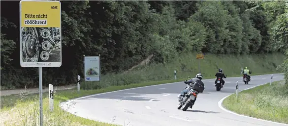  ?? FOTO: KORINTH ?? Auffällig laut sind diese drei Motorradfa­hrer nicht unterwegs. Doch gerade am südlichen Ortsausgan­g von Hettingen wird Motorradlä­rm an den Wochenende­n immer wieder zum Problem.