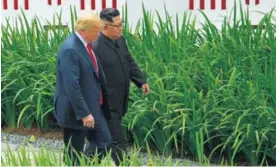  ?? AFP ?? Donald Trump (izquierda) y Kim Jong-un se dirigían ayer al almuerzo que compartier­on en la isla de Sentosa, Singapur.