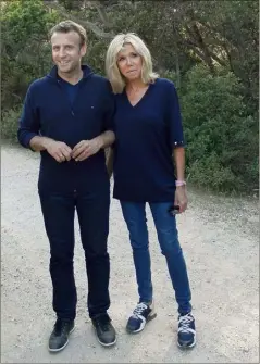  ?? (Photo M.-J. Declercq) ?? Au moment où les paparazzis se demandaien­t où se trouvait le couple présidenti­el hier, Emmanuel et Brigitte Macron croisaient le chemin des habitants et touristes sur l’île de Porqueroll­es.