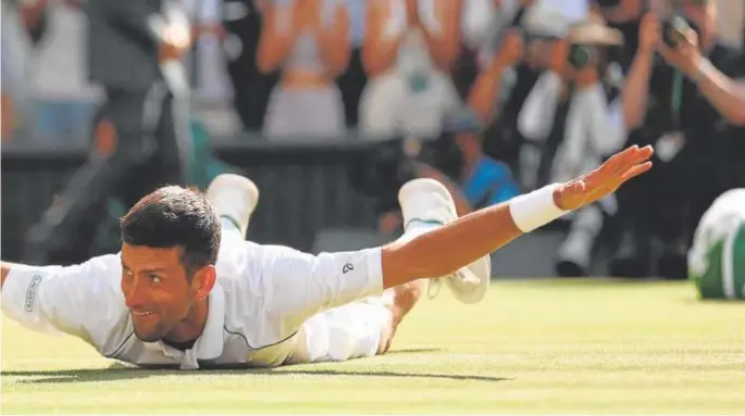  ?? // REUTERS ?? Djokovic se lanza a la hierba para celebrar su triunfo