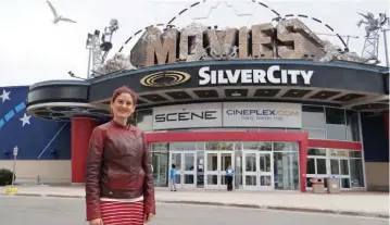  ?? Photo : Baptiste Souque ?? Chantal Vermette devant SilverCity, à Saint-Vital, où se tiendra la deuxième partie de Cinémental.