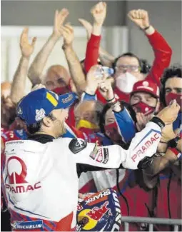  ?? Alejandro Ceresuela ?? Johann Zarco celebra, a Losail, el liderat amb els seus mecànics.