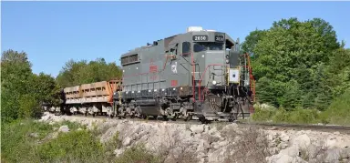  ?? Chuck Schwesinge­r ?? A Carmeuse Lime & Stone train makes the 7-mile run to Port Inland, Mich., on June 20, 2016.