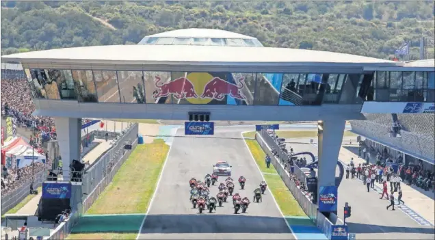  ??  ?? Salida del Gran Premio de España de MotoGP de 2019, celebrado en el Circuito de Jerez-Ángel Nieto, cuya victoria fue para Marc Márquez al manillar de una Honda del HRC.