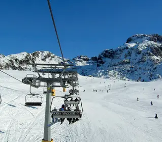  ??  ?? Panoramico Un impianto sulle piste: quello del turismo invernale è un settore trainante