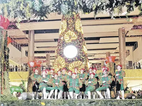  ?? ?? SM City Clark lights up a 46-foot tall Christmas centerpiec­e while the Angeles University Choir performs at the activity center.