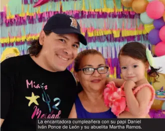  ??  ?? La encantador­a cumpleañer­a con su papi Daniel Iván Ponce de León y su abuelita Martha Ramos.