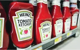  ??  ?? El coronaviru­s ha provocado que haya escasez de ketchup