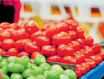  ?? /MAURICIO HUIZAR ?? Los precios del tomate y el jitomate fueron los que más subieron durante febrero en comparació­n con el año anterior