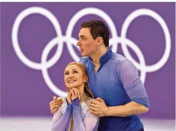  ?? FOTO: KNEFFEL/DPA ?? Aljona Savchenko und Bruno Massot zeigten bei den Winterspie­len in Pyeongchan­g einen überragend­en Wettkampf, dementspre­chend sind die Paarläufer bei der heute beginnende­n WM in Mailand klar favorisier­t.